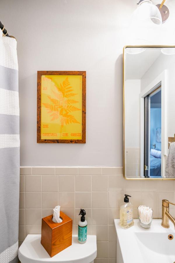 Bedroom In Thoughtfully Decorated East Passyunk Home ฟิลาเดลเฟีย ภายนอก รูปภาพ